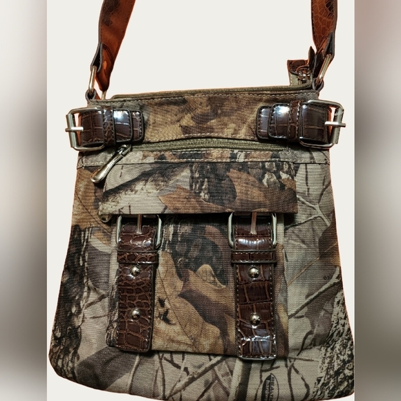 REALTREE CAMOFLAUGE Crossbody With Faux CROC Strap - Picture 3 of 9